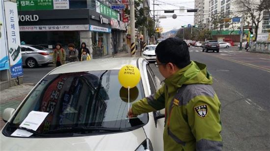 목포시, 불법주정차 차량 노랑풍선 달아주기 캠페인