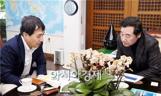 [포토]이낙연 전남지사, 일본 에너지정책연구소장과 면담