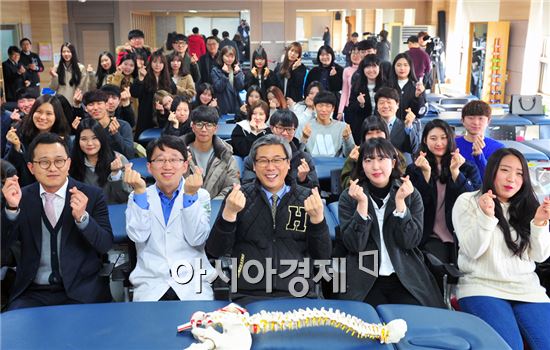 호남대학교 물리치료학과(학과장 이동우)는 2일 건학관 4층 운동치료실습실에서 신입생 오리엔테이션 알짜스쿨 학과별 프로그램 ‘우리학과 최고’일환으로 전공몰입 ‘손을 이용한 물리치료 실습’을 실시했다.