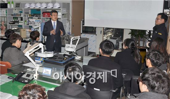 호남대학교 경찰학과(학과장 이경희)는 4일 광주지방경찰청을 방문해 신입생 오리엔테이션(알짜스쿨)의 ‘우리학과 최고’프로그램의 일환으로 과학수사 체험을 실시했다,