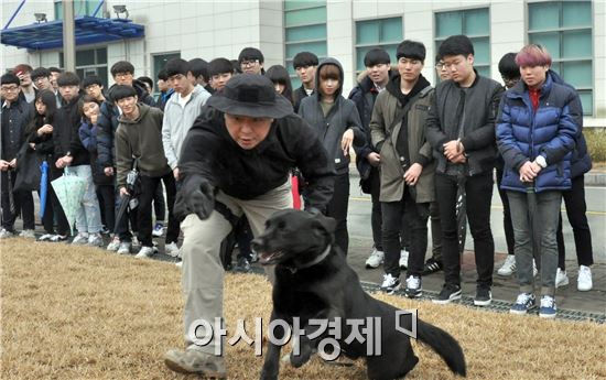 호남대학교 경찰학과(학과장 이경희)는 4일 광주지방경찰청을 방문해 신입생 오리엔테이션(알짜스쿨)의 ‘우리학과 최고’프로그램의 일환으로 과학수사 체험을 실시했다,