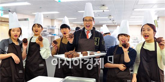 서강석 호남대 총장은 조리과학과 신입생 오리엔테이션 알짜스쿨 학과별 프로그램 ‘우리학과 최고’ 현장을 방문해 신입생 68명과 초코머핀을 만들어 보는 제빵과정에 참여하며 셰프 체험에 나섰다.
