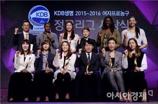 2015-16 여자프로농구 수상자 일동 [사진=김현민 기자]