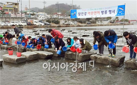 장흥군(군수 김성)은  7일 장흥읍 탐진강에서 ‘제8회 탐진강 어린연어 방류행사’를 개최했다.