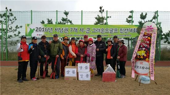 전남 화순군 그라운드골프연합회가 지난 4일 신안에서 열린 ‘2016 서남권 그라운드골프 친선대회’에서 단체전 우승에 이어 조정홍 선수가 개인전 1위를, 조영택 선수가 3위를 차지했다.