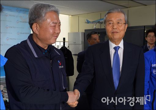 [포토]악수하는 김종인 대표·김동만 위원장