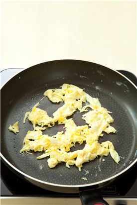 2. 달걀은 잘 풀어서 소금을 넣고 팬을 달구어 식용유를 두르고 스크램블한다.
