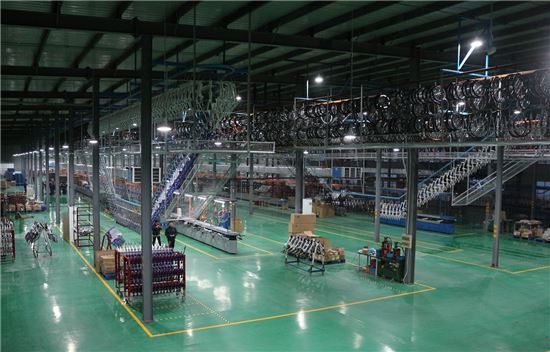대대적 개선을 완료한 알톤스포츠 중국 천진 생산기지 제조동 내부 모습.