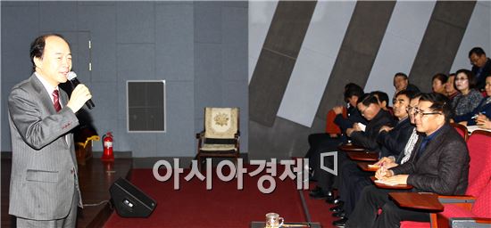 함평군(군수 안병호)은 적극적으로 일하는 공직문화를 조성하기 위해 8일 함평엑스포공원 주제영상관에서 ‘소극행정과 적극행정 사례 교육’을 실시했다.
