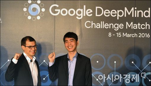 데미스 하사비스 구글 딥마인드 CEO(왼쪽)와 이세돌 9단. (사진 = 윤동주 기자)