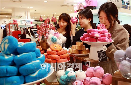 화이트데이 여성용 선물, 핸드백 줄고 케이크·초콜릿 늘고…