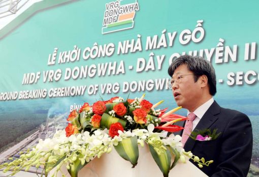 승명호 동화그룹 회장이 8일(현지시각) 베트남 빈푹성에서 열린 동화기업의 베트남 합작법인인 VRG DONGWHA MDF 2라인 기공식에서 축사를 하고 있다.