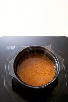 3. 냄비에 물 2컵과 다시마 1장을 넣고 끓여 국물이 끓으면 다시마를 건져 내고 된장을 넣어 푼다.
