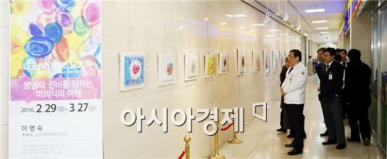 전남대학교병원(병원장 윤택림)이 서양화가 이명숙 작품전을 이달 말까지 병원 1동 로비 CNUH갤러리에서 개최한다.
