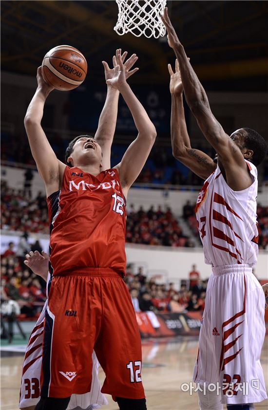 [포토]골밑슛 시도하는 함지훈