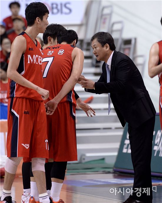 [포토]작전 지시하는 유재학 감독