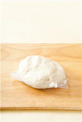 1. 밀가루에 소금을 약간 넣고 감자를 갈아 넣은 후 대충 섞어 물로 농도를 조절하여 말랑말랑하게 반죽하여 
비닐봉지에 넣고 30분 정도 넣어둔다.
