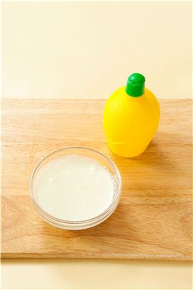 3. 드레싱을 만든다. 우유에 레몬주스를 넣고 섞어 30분정도 두었다가 몽글몽글해지면 체에 걸러서 나머지 재료와 함께 섞는다.
