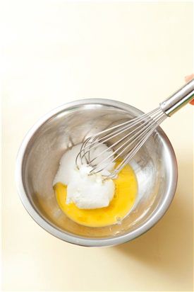 2. 요구르트에 설탕과 달걀을 넣어 고루 섞는다. 
