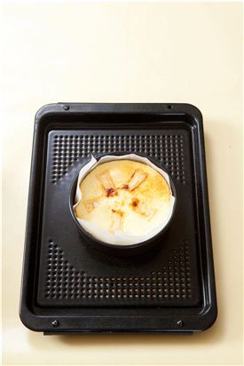 5. 200℃로 예열한 오븐에서 25분 정도 굽는다.
(Tip 카망베르 치즈 대신 블루치즈 등 기호에 맞는 숙성 치즈를 올려도 된다.)
