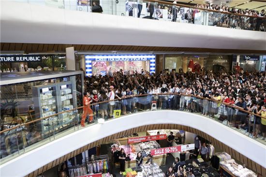 네이처리퍼블릭이 8일 태국 플래그십 스토어 오픈을 기념해 방콕 센트럴 플라자 랏쁘라오에서 진행한 전속모델 EXO 팬사인회에 5만 여 명이 넘는 팬들이 운집해 환호하고 있다. 
