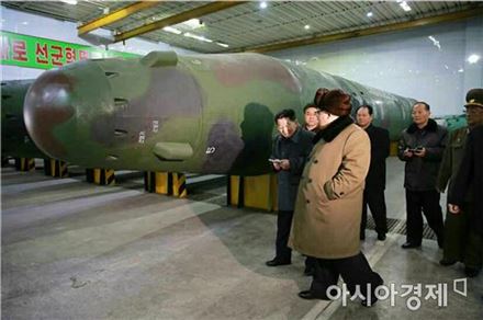 핵무기 병기화 사업을 지도하고 있는 김정은 국방위원회 제1위원장.