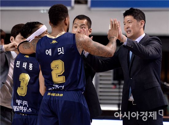 [포토]선수들과 하이파이브하는 추승균 감독