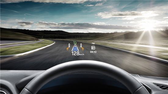 현대자동차 자율주행기술 이미지. 자동차 앞 유리에 디지털 계기판이 속도와 전후방 상황을 알려주고 있다. 