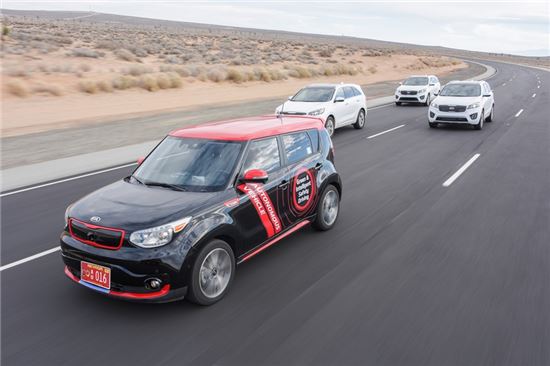 기아자동차의 자율주행 기술 전용 브랜드 '드라이브 와이즈(Drive Wise)'의 첫 번째 차량인 '쏘울EV 자율주행차'가 미국 도로를 달리고 있다. <사진제공=기아차> 
