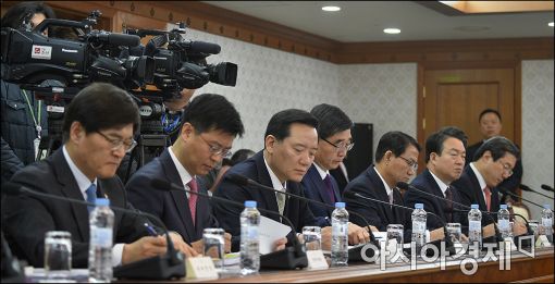 [포토]고개숙인 국무위원들