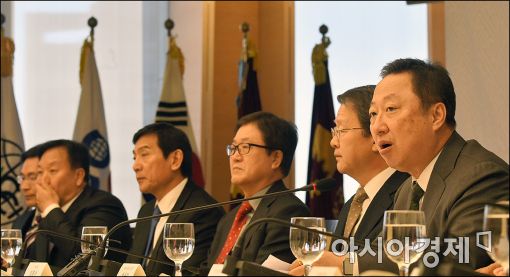 [포토]발언하는 박용만 대한상의 회장