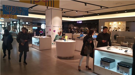 현대백화점 시티아웃렛 지하 1층 체험매장에서 고객들이 제품을 쳐다보고 있다. 