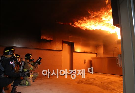 광주소방학교에 특수훈련을 할 수 있는 실제 화재훈련시설이 마련됐다.
