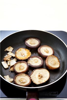 4. 노릇노릇하게 구워지면 소금으로 간한다.
(Tip 생표고버섯은 햇볕에 2~3시간 말렸다가 구워먹으면 더 쫄깃쫄깃한 맛이 난다.)
