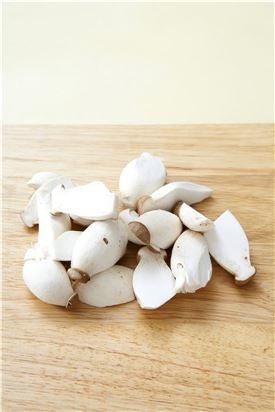 2. 꼬마송이버섯은 다듬어 큰 것은 반으로 썬다.
(Tip 버섯은 익으면 수분이 빠져 작아지니 너무 작게 자르지 마세요.)
