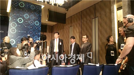 10일 포시즌스 호텔 서울에서 '구글 딥마인드 챌린지 매치' 2국이 종료된 후 이세돌 9단(가운데 왼쪽)과 데미스 하사비스 딥마인드 CEO(가운데 오른쪾)가 간담회장에 입장하고 있다.