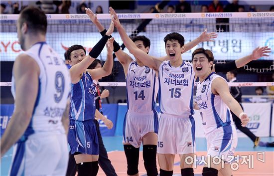 [포토]환호하는 삼성화재, '우리가 이겼어!'