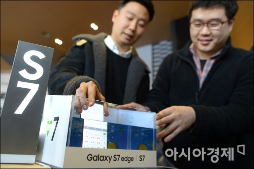 [포토]'갤럭시S7' 방수 테스트 중