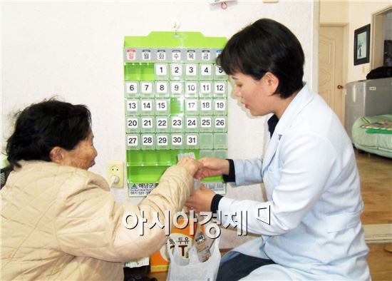 해남군(군수 박철환)은 매일 약을 복용해야 하는 치매 치료 대상자에게 약 달력을 보급한다. 