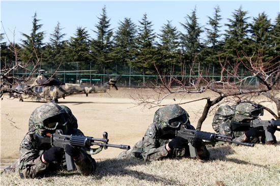 육군 2작전사령부에서는 다양한 후방지역 침투방어훈련을 실시하고 있다. 
