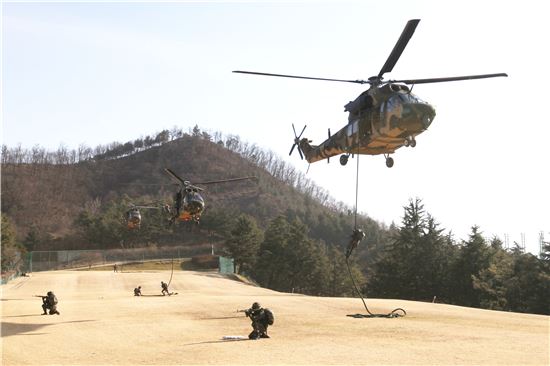 육군 2작전사령부에서는 다양한 후방지역 침투방어훈련을 실시하고 있다. 
