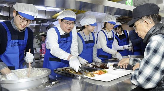 김기동 광진구청장(왼쪽 두번째)는 신규 임용 공무원들과 복지시설에서 급식봉사 활동을 펼쳤다.
