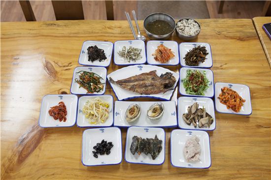 느린섬여행학교에서 맛볼 수 있는 청산도의 음식. 청산도에서 나고 자란 재료만으로 밥상을 차린다.