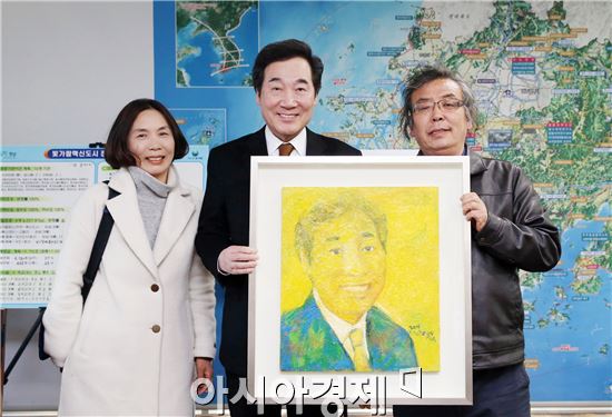 이낙연 전남지사가 11일 오후 집무실에서 김근태 화백으로부터 직접 작업한 초상화를 전달받고 있다. 시각장애를 겪고 있는 김 화백은 장애인과 비장애인간의 소통 및 화합을 이끌어 지적 장애인에게는 희망과 위로를 비장애인에게는 공감과 치유라는 선물을 주고 있는 지역 대표 화가이다.사진제공=전남도