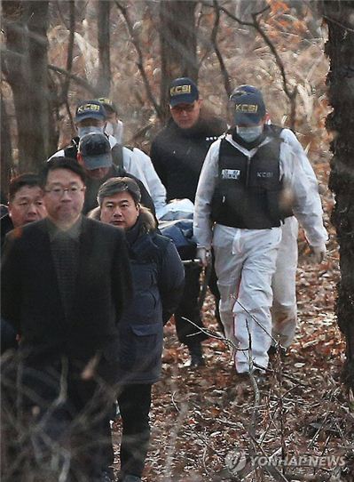 경찰이 12일 평택시 한 야산에서 신원영(7)군의 시신을 수습해 내려오고 있다. 사진=연합뉴스