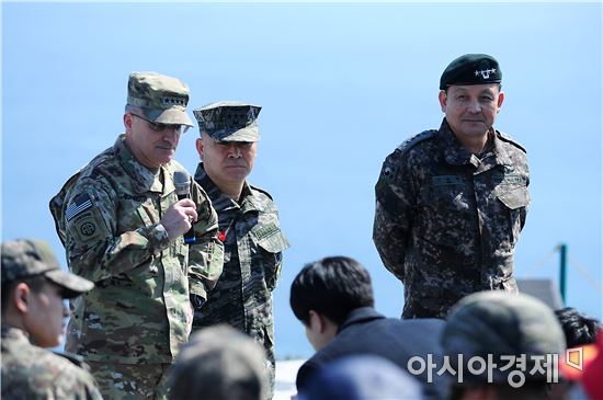 이 의장과 스캐퍼로티 사령관은 미국 강습상륙함인 본험리처드함과 우리 해군의대형수송함인 독도함을 차례로 순시하고 장병을 격려했다. <사진제공=합동참모본부>
