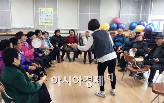 곡성군(군수 유근기)은 지난 10일 지역의 재가 암 환자와 가족 등 25여명과 함께 음악치료 자조모임을 가졌다.
