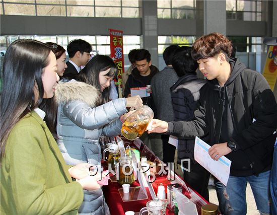 중국과 친해지기 지원센터(센터장 장석주)는 지난 9일 호남대학교 문화체육관에서 한·중 신입생을 대상으로 ‘찾아가는 민원센터’를 운영했다.
