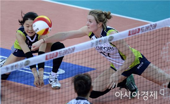 [포토]에밀리, '수비엔 양보 없어'