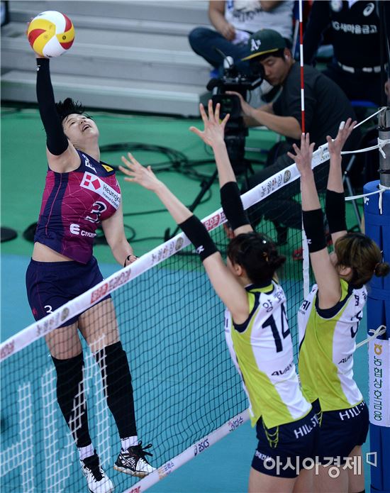 [포토]스파이크하는 흥국생명 신연경